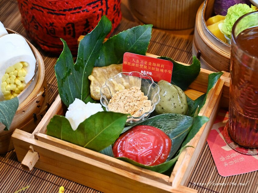 有春茶館｜台中特色茶館，餐點好吃又有創意，激推新品魚酥海鮮羹，湯匙一撈滿滿都是料～