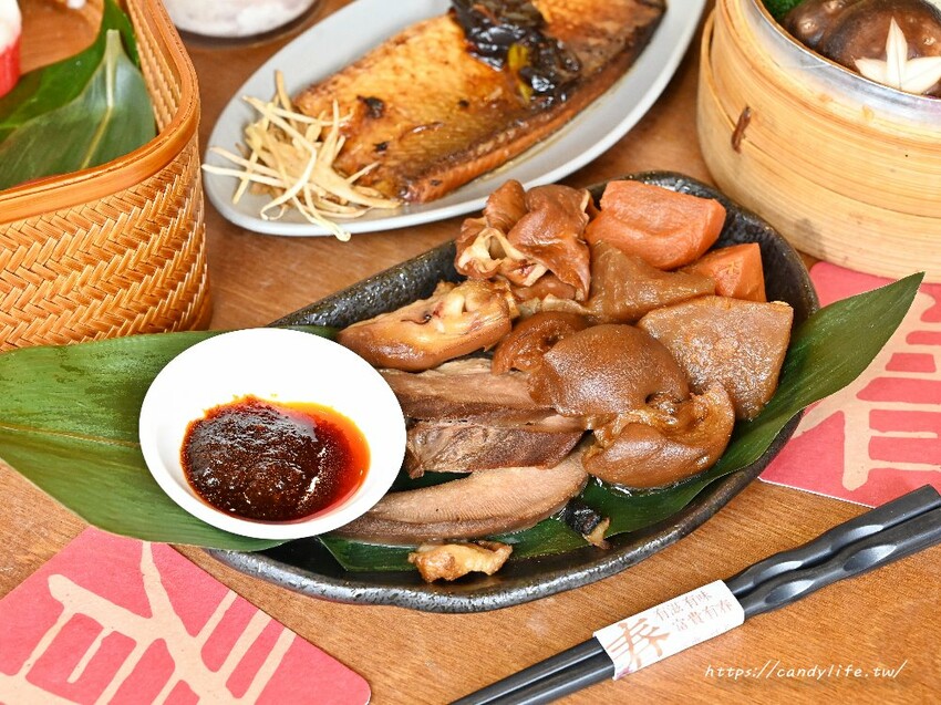 有春茶館｜台中特色茶館，餐點好吃又有創意，激推新品魚酥海鮮羹，湯匙一撈滿滿都是料～