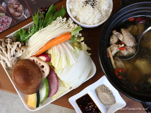 有春茶館(大墩店):台中美食│有春茶館大墩店〃裝潢充滿古色古香,餐點好吃,非常適合聚餐聊天的好所在~