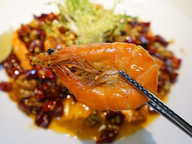 [食記] 永和 拉哩餐廳Lali。拉麵、咖哩、音樂Bar。現場專業歌手駐唱、多樣化異國料理--西班牙蒜味蝦、北印香料雞肉串超推薦!