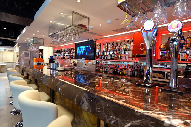 [食記] 永和 拉哩餐廳Lali。拉麵、咖哩、音樂Bar。現場專業歌手駐唱、多樣化異國料理--西班牙蒜味蝦、北印香料雞肉串超推薦!