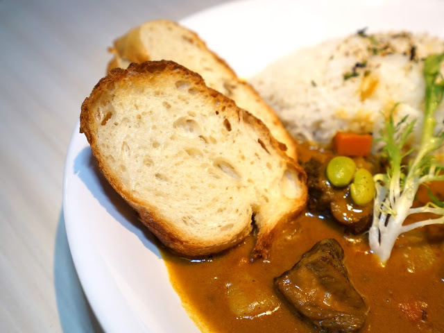 [食記] 永和 拉哩餐廳Lali。拉麵、咖哩、音樂Bar。現場專業歌手駐唱、多樣化異國料理--西班牙蒜味蝦、北印香料雞肉串超推薦!