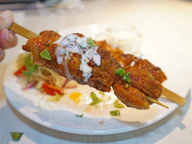 [食記] 永和 拉哩餐廳Lali。拉麵、咖哩、音樂Bar。現場專業歌手駐唱、多樣化異國料理--西班牙蒜味蝦、北印香料雞肉串超推薦!