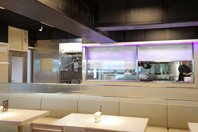 [食記] 永和 拉哩餐廳Lali。拉麵、咖哩、音樂Bar。現場專業歌手駐唱、多樣化異國料理--西班牙蒜味蝦、北印香料雞肉串超推薦!