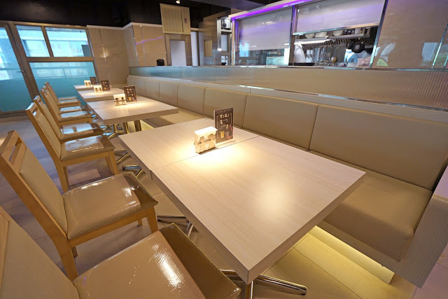 [食記] 永和 拉哩餐廳Lali。拉麵、咖哩、音樂Bar。現場專業歌手駐唱、多樣化異國料理--西班牙蒜味蝦、北印香料雞肉串超推薦!