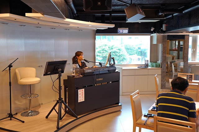 [食記] 永和 拉哩餐廳Lali。拉麵、咖哩、音樂Bar。現場專業歌手駐唱、多樣化異國料理--西班牙蒜味蝦、北印香料雞肉串超推薦!