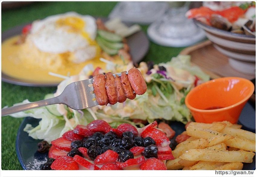 滿滿海鮮看不到底下麵條，澎湃份量一碗居然只要百元，每日限量30份！！