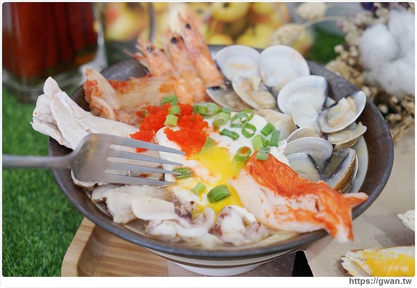 滿滿海鮮看不到底下麵條，澎湃份量一碗居然只要百元，每日限量30份！！