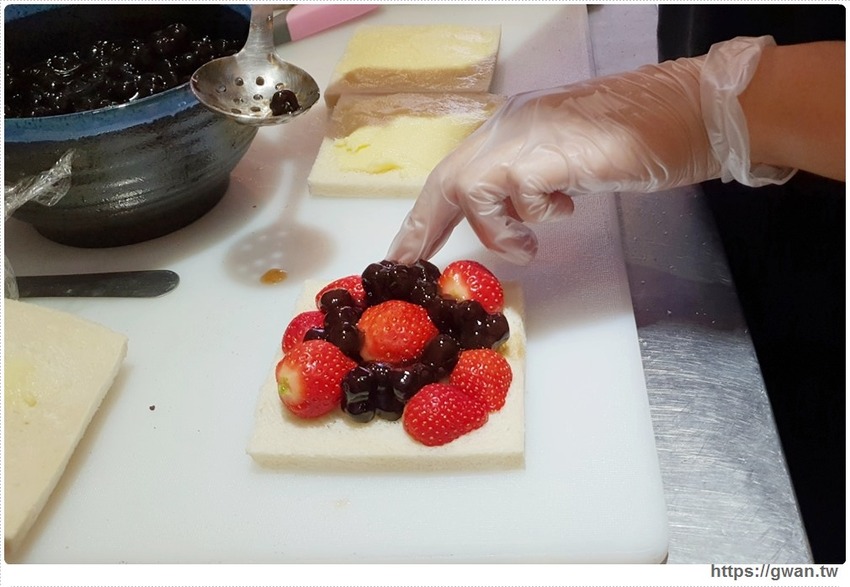 滿滿海鮮看不到底下麵條，澎湃份量一碗居然只要百元，每日限量30份！！