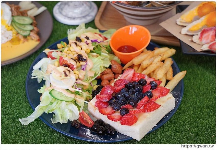 滿滿海鮮看不到底下麵條，澎湃份量一碗居然只要百元，每日限量30份！！