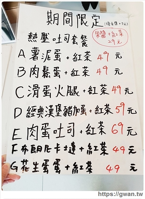 滿滿海鮮看不到底下麵條，澎湃份量一碗居然只要百元，每日限量30份！！