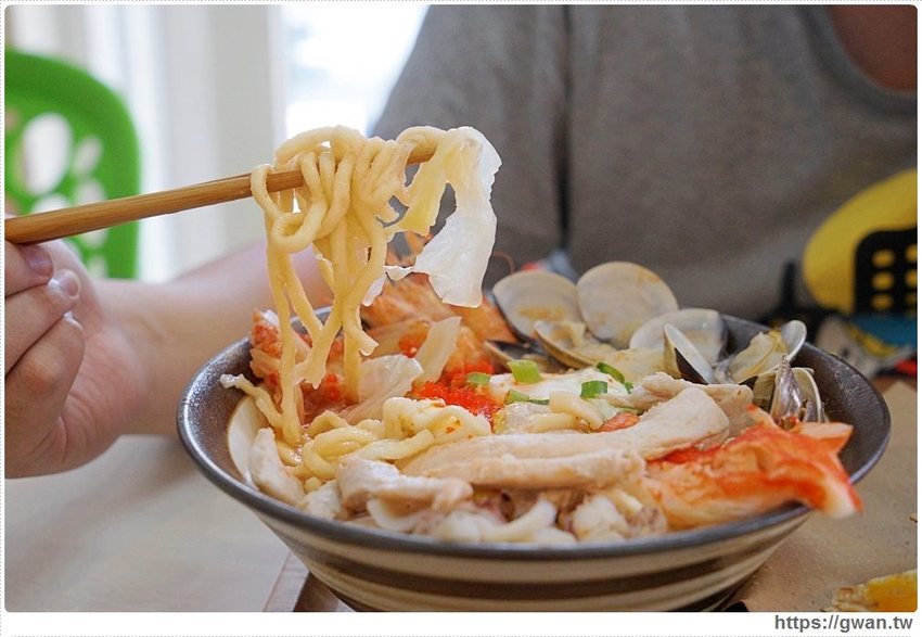 滿滿海鮮看不到底下麵條，澎湃份量一碗居然只要百元，每日限量30份！！