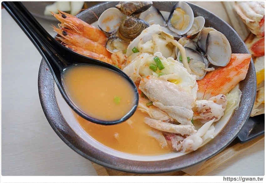 滿滿海鮮看不到底下麵條，澎湃份量一碗居然只要百元，每日限量30份！！