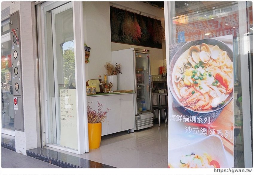 滿滿海鮮看不到底下麵條，澎湃份量一碗居然只要百元，每日限量30份！！