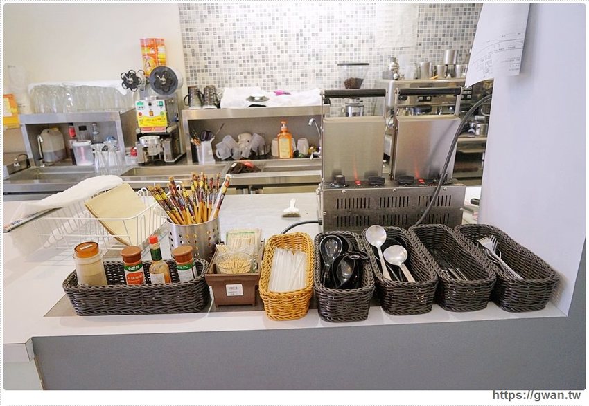 滿滿海鮮看不到底下麵條，澎湃份量一碗居然只要百元，每日限量30份！！