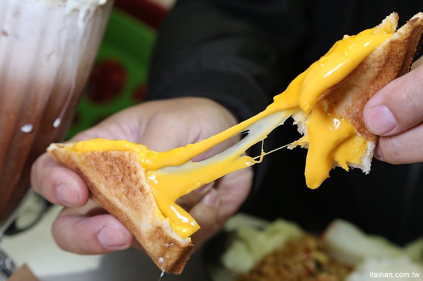 台南美食｜T&F手作吐司-崇明店~不只有爆餡熱壓吐司，還有限量超狂爆料海鮮鍋燒意麵!!早午餐、午食、下午茶新選擇! - 台南好Food遊