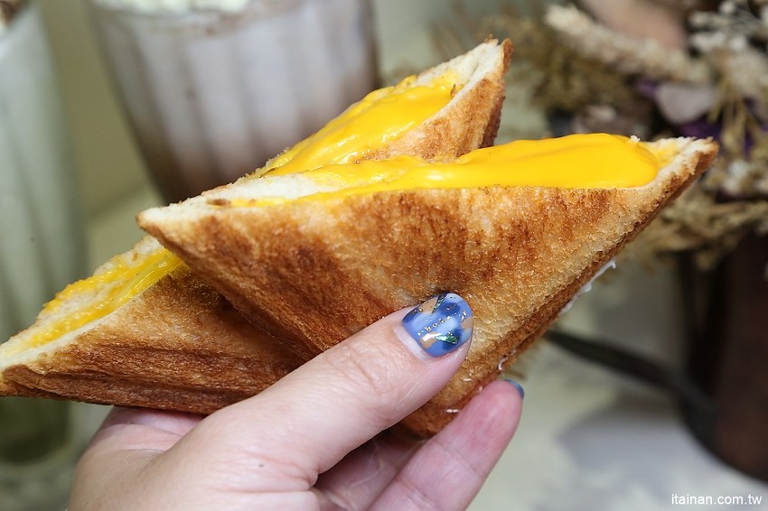 台南美食｜T&F手作吐司-崇明店~不只有爆餡熱壓吐司，還有限量超狂爆料海鮮鍋燒意麵!!早午餐、午食、下午茶新選擇! - 台南好Food遊