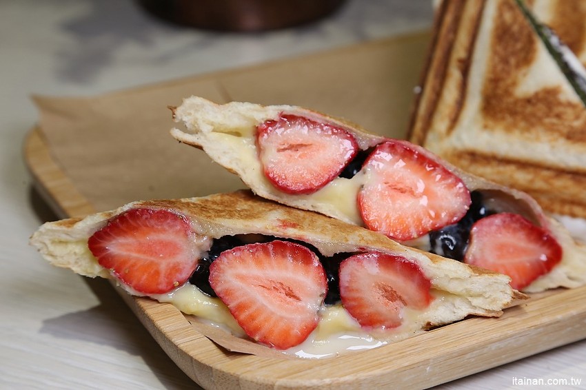 台南美食｜T&F手作吐司-崇明店~不只有爆餡熱壓吐司，還有限量超狂爆料海鮮鍋燒意麵!!早午餐、午食、下午茶新選擇! - 台南好Food遊