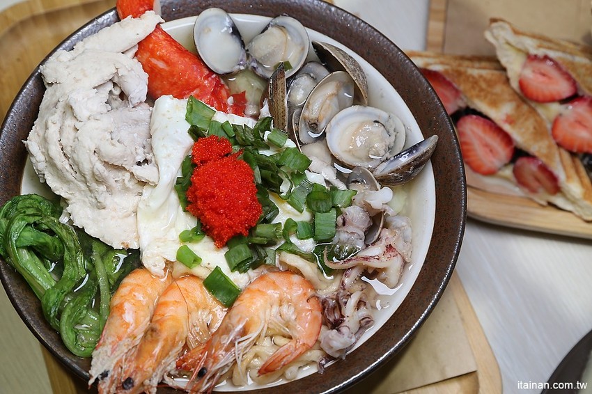 台南美食｜T&F手作吐司-崇明店~不只有爆餡熱壓吐司，還有限量超狂爆料海鮮鍋燒意麵!!早午餐、午食、下午茶新選擇! - 台南好Food遊