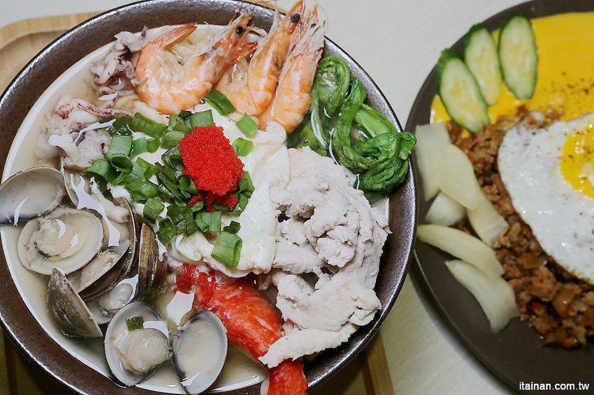 台南美食｜T&F手作吐司-崇明店~不只有爆餡熱壓吐司，還有限量超狂爆料海鮮鍋燒意麵!!早午餐、午食、下午茶新選擇! - 台南好Food遊