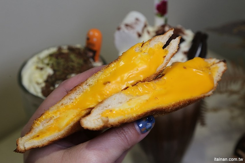 台南美食｜T&F手作吐司-崇明店~不只有爆餡熱壓吐司，還有限量超狂爆料海鮮鍋燒意麵!!早午餐、午食、下午茶新選擇! - 台南好Food遊