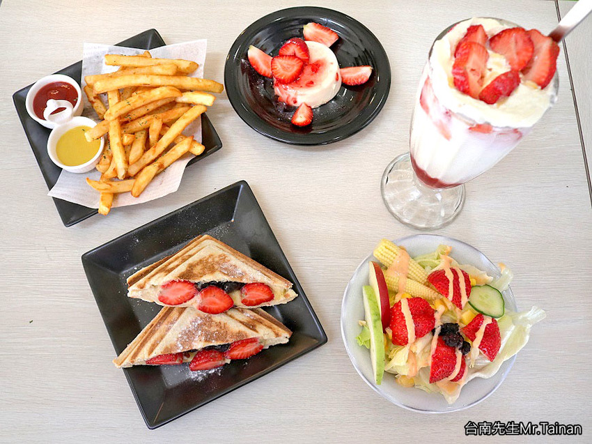 台南熱壓吐司／草莓季限定商品／選用苗栗大湖草莓／每日限量售完為止／全台最多口味的熱壓吐司專賣店