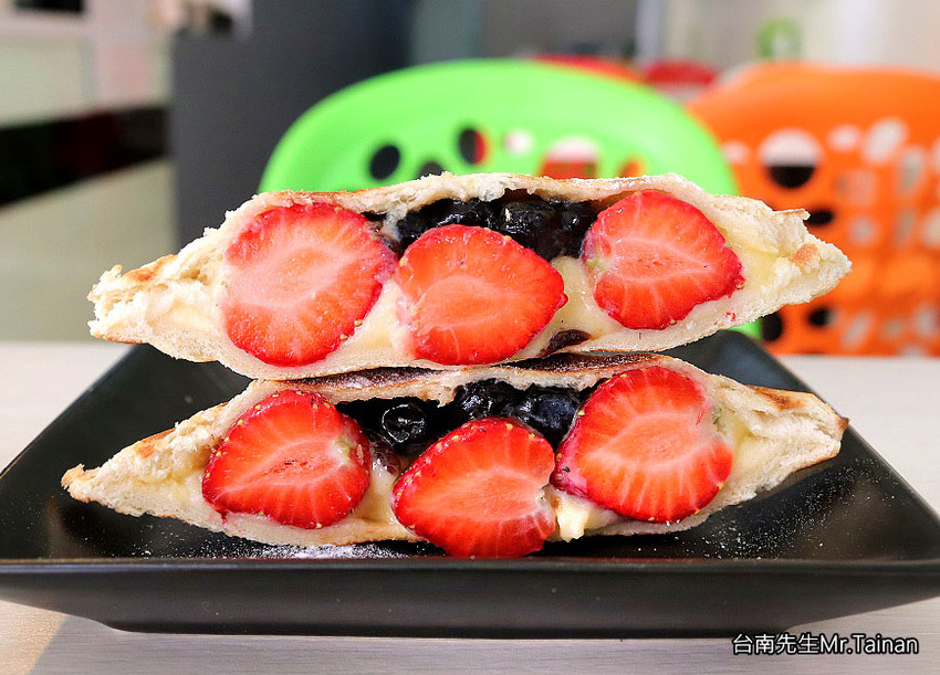 台南熱壓吐司／草莓季限定商品／選用苗栗大湖草莓／每日限量售完為止／全台最多口味的熱壓吐司專賣店