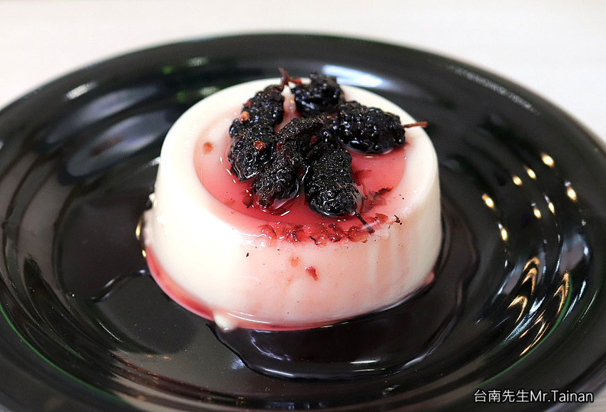 台南熱壓吐司／草莓季限定商品／選用苗栗大湖草莓／每日限量售完為止／全台最多口味的熱壓吐司專賣店