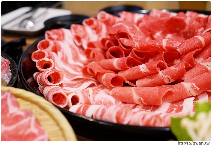 不敢相信！這間火鍋店平日只要99元就能吃三種和牛！挑戰大胃王成功再賺500元