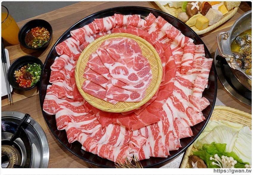 不敢相信！這間火鍋店平日只要99元就能吃三種和牛！挑戰大胃王成功再賺500元