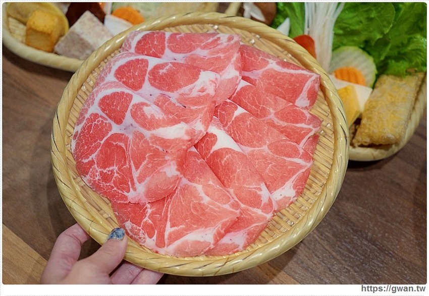 不敢相信！這間火鍋店平日只要99元就能吃三種和牛！挑戰大胃王成功再賺500元