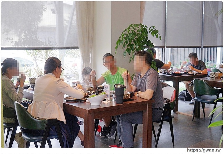 台中首創薑母鴨搬進火鍋店，還可以玩扭蛋！！