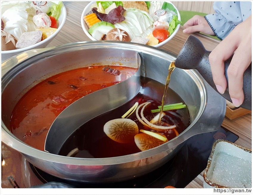 台中首創薑母鴨搬進火鍋店，還可以玩扭蛋！！