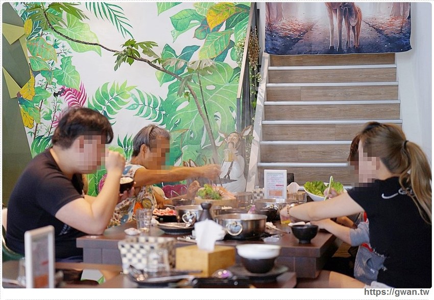 台中首創薑母鴨搬進火鍋店，還可以玩扭蛋！！