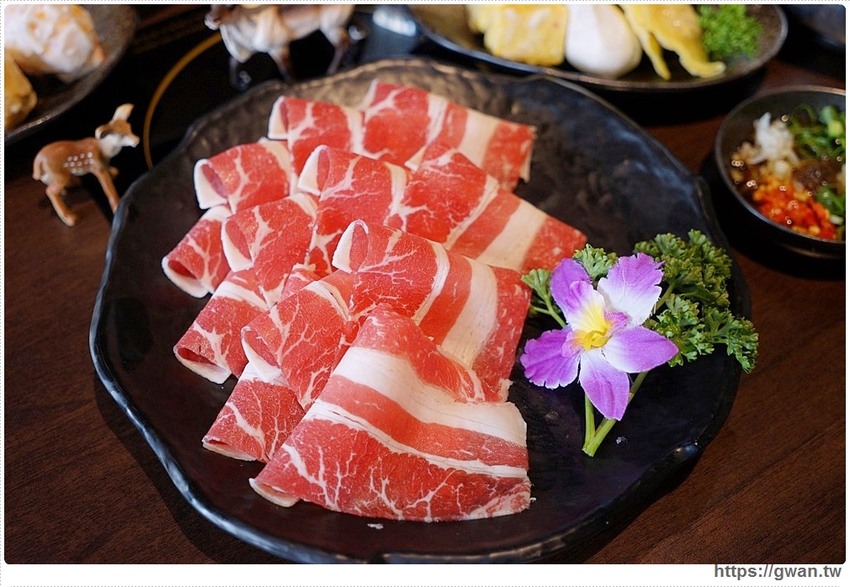 台中首創薑母鴨搬進火鍋店，還可以玩扭蛋！！