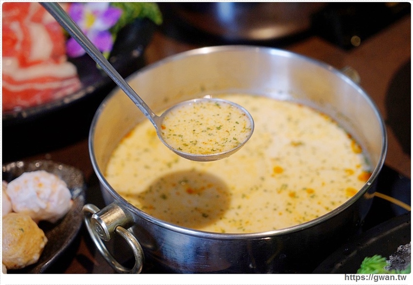 台中首創薑母鴨搬進火鍋店，還可以玩扭蛋！！