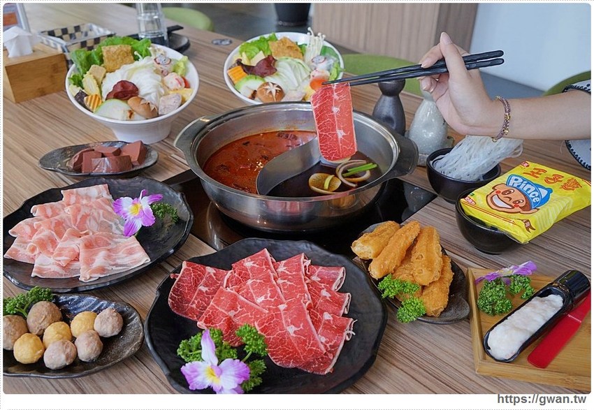 台中首創薑母鴨搬進火鍋店，還可以玩扭蛋！！