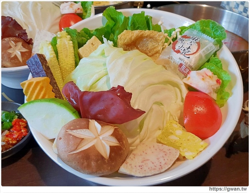 台中首創薑母鴨搬進火鍋店，還可以玩扭蛋！！