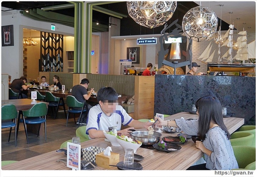 台中首創薑母鴨搬進火鍋店，還可以玩扭蛋！！