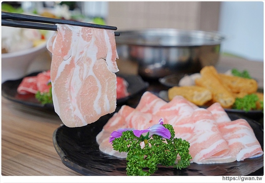 台中首創薑母鴨搬進火鍋店，還可以玩扭蛋！！