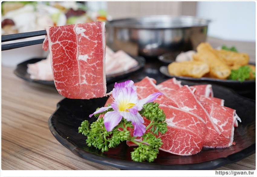 台中首創薑母鴨搬進火鍋店，還可以玩扭蛋！！