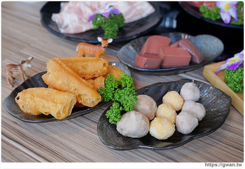 台中首創薑母鴨搬進火鍋店，還可以玩扭蛋！！