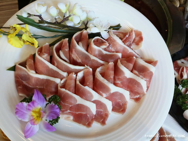 麋鹿的鍋物:台中美食│麋鹿の鍋物〃火鍋店也吃的到薑母鴨,還有明治冰淇淋讓你吃到飽!