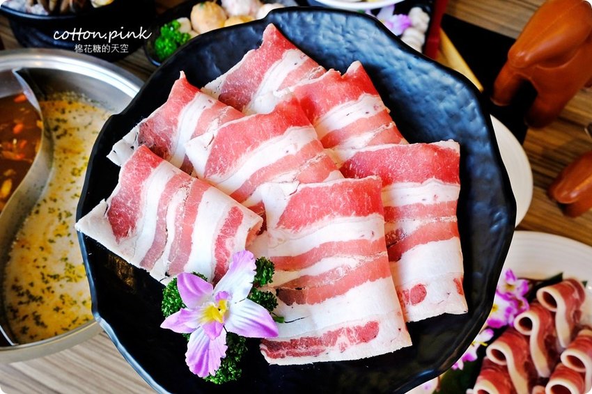 台中薑母鴨大升級-優雅版薑母鴨火鍋就在麋鹿鍋物，也能做成鴛鴦鍋喔！