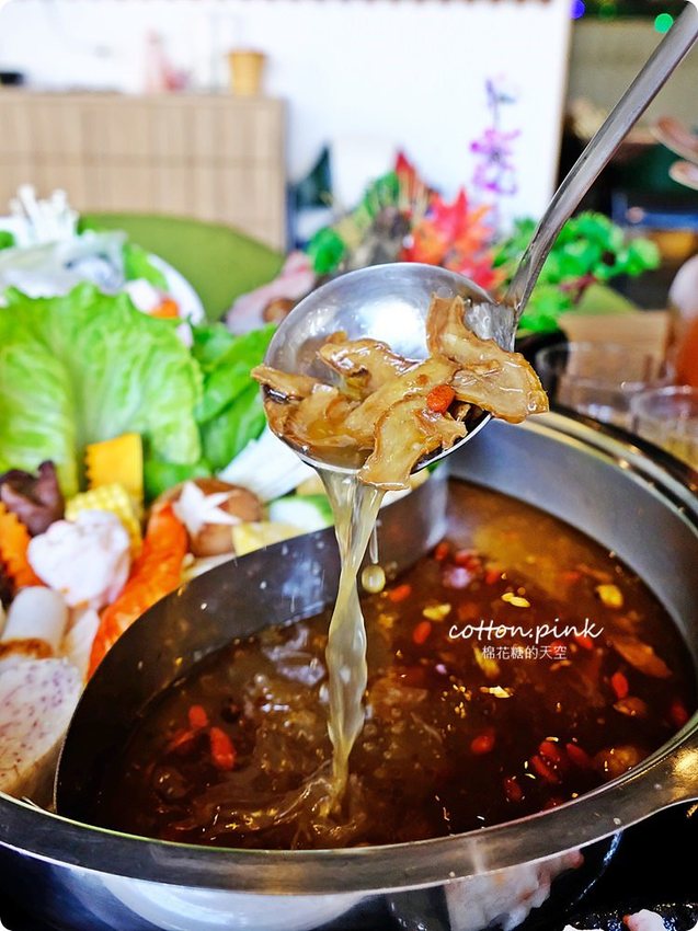 台中薑母鴨大升級-優雅版薑母鴨火鍋就在麋鹿鍋物，也能做成鴛鴦鍋喔！