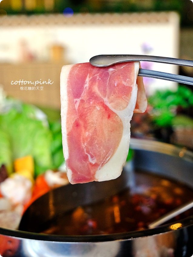 台中薑母鴨大升級-優雅版薑母鴨火鍋就在麋鹿鍋物，也能做成鴛鴦鍋喔！