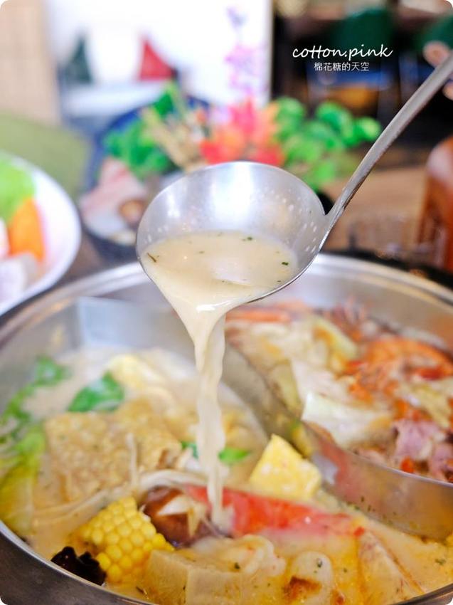 台中薑母鴨大升級-優雅版薑母鴨火鍋就在麋鹿鍋物，也能做成鴛鴦鍋喔！