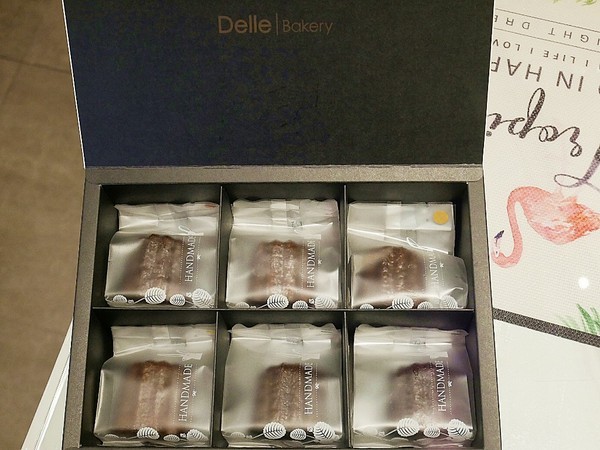 Delle bakery 德麗烘焙坊：Delle bakery 德麗烘焙坊-金典綠園道第六市場  每日現烤可麗露  高貴不貴的平價好味道  送禮自用兩相宜