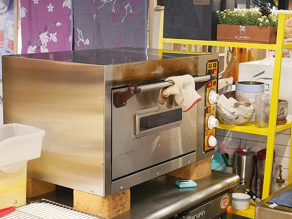 Delle bakery 德麗烘焙坊：Delle bakery 德麗烘焙坊-金典綠園道第六市場  每日現烤可麗露  高貴不貴的平價好味道  送禮自用兩相宜