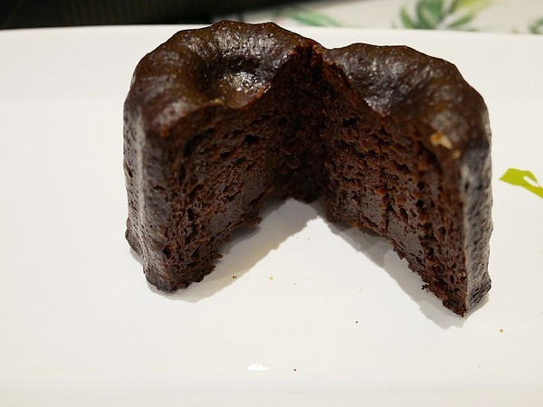 Delle bakery 德麗烘焙坊：Delle bakery 德麗烘焙坊-金典綠園道第六市場  每日現烤可麗露  高貴不貴的平價好味道  送禮自用兩相宜